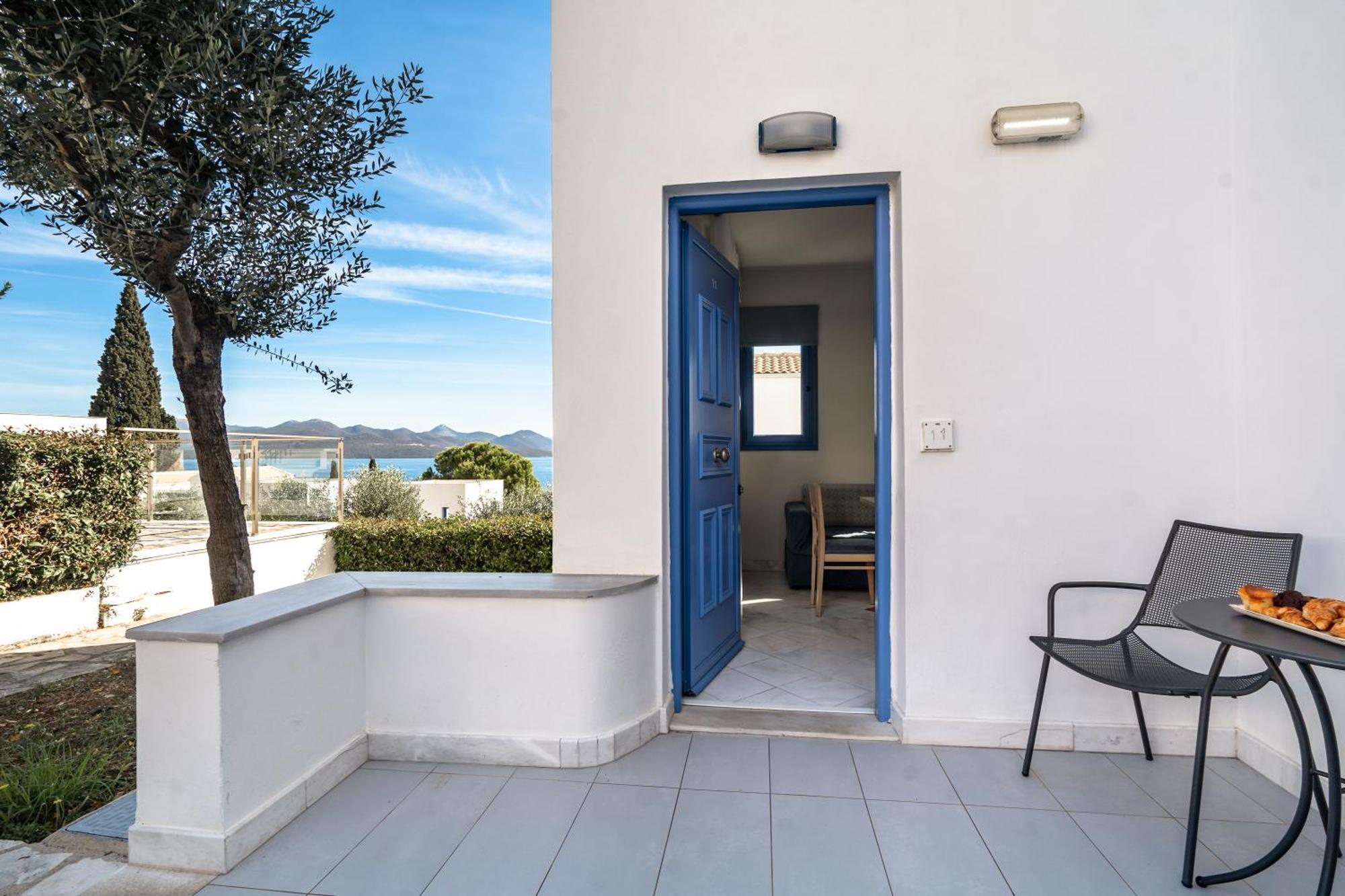 Porto Galini Seaside Resort & Spa Nikiana Exterior foto A typical room at the hotel