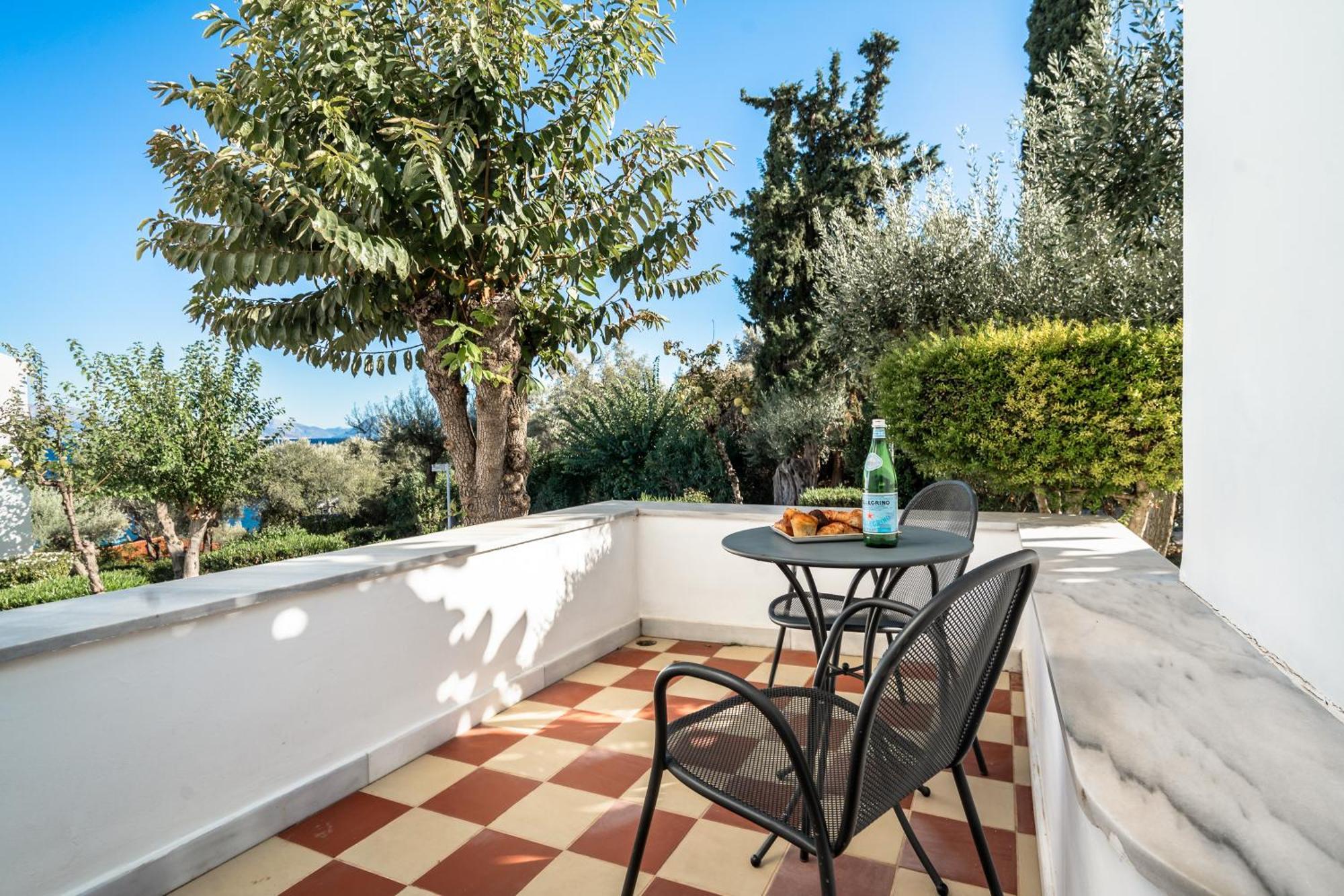 Porto Galini Seaside Resort & Spa Nikiana Exterior foto A balcony in Greece