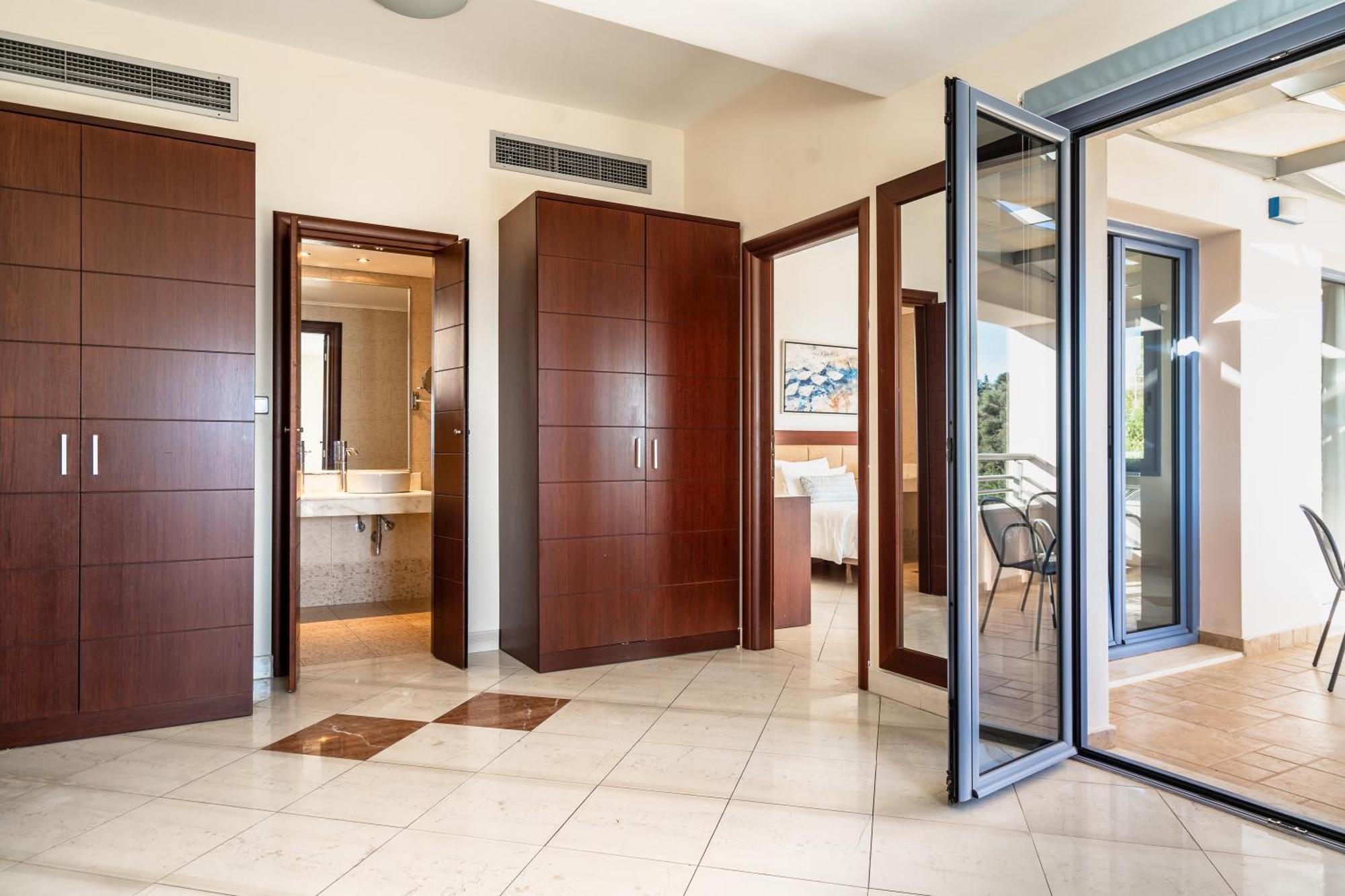 Porto Galini Seaside Resort & Spa Nikiana Exterior foto Interior doors