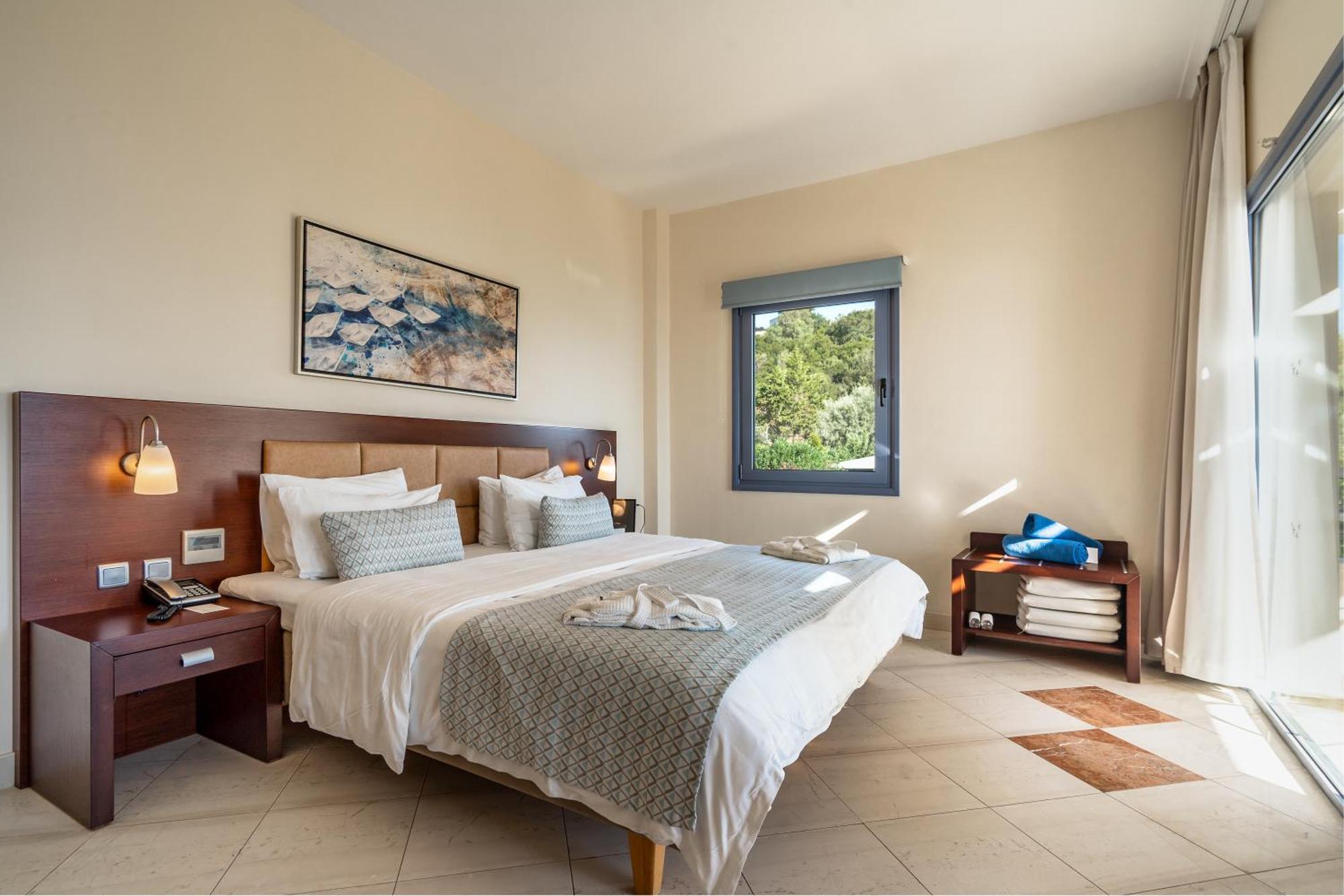 Porto Galini Seaside Resort & Spa Nikiana Exterior foto A bedroom at the hotel