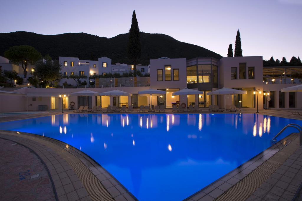 Porto Galini Seaside Resort & Spa Nikiana Exterior foto The hotel at night